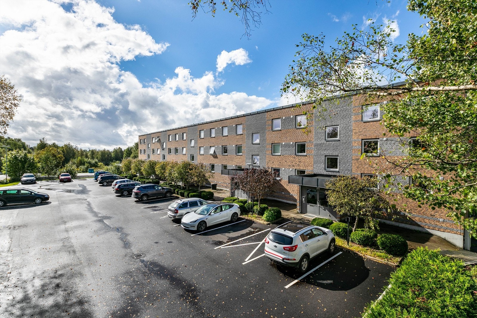 For beboerne er det biloppstillingsmuligheter på felles parkeringsområde, rett foran blokken. Galleribilde