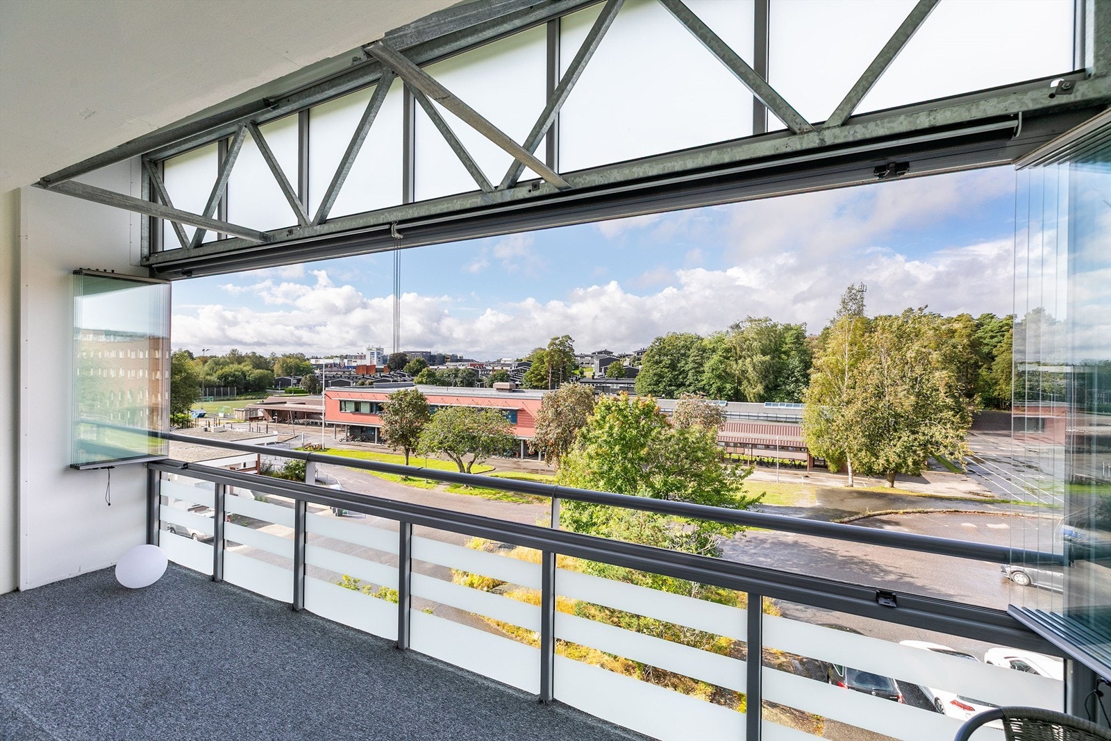 Glassene utvider balkongens bruksmuligheter betydelig, men kan enkelt skyves til side for å gi balkongen et mer luftig preg. Galleribilde