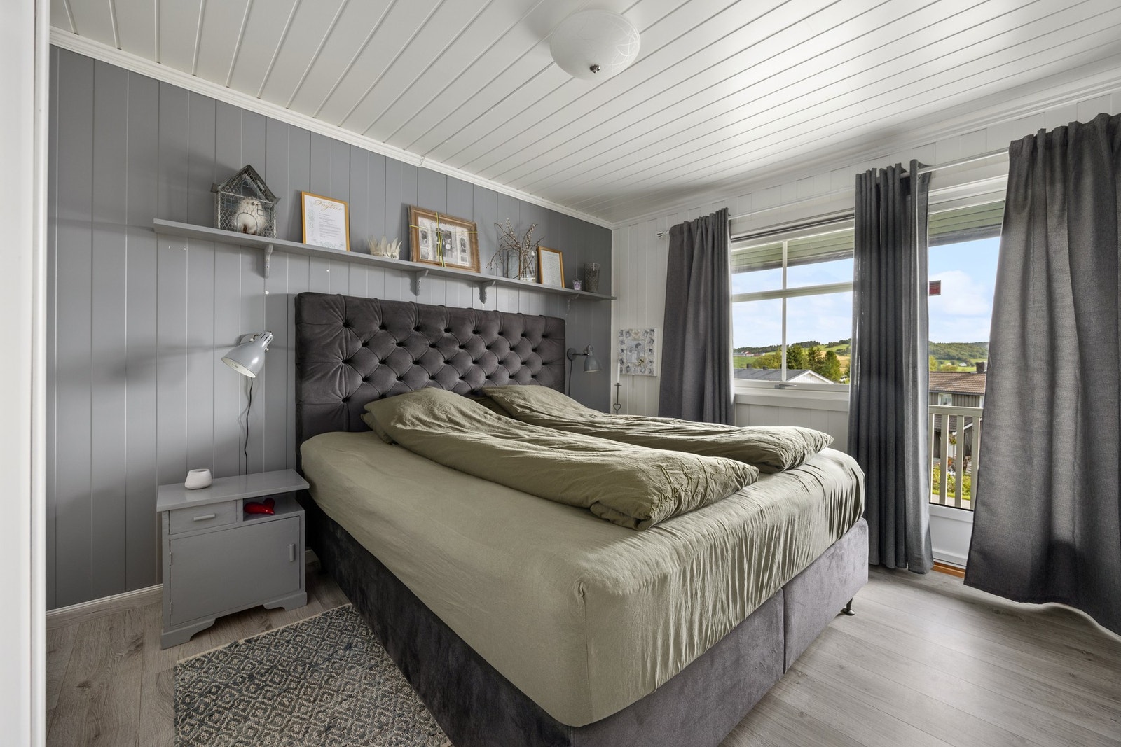 Hovedsoverom - ca 14 kvm. Det andre soverommet er ca 9 kvm. Galleribilde