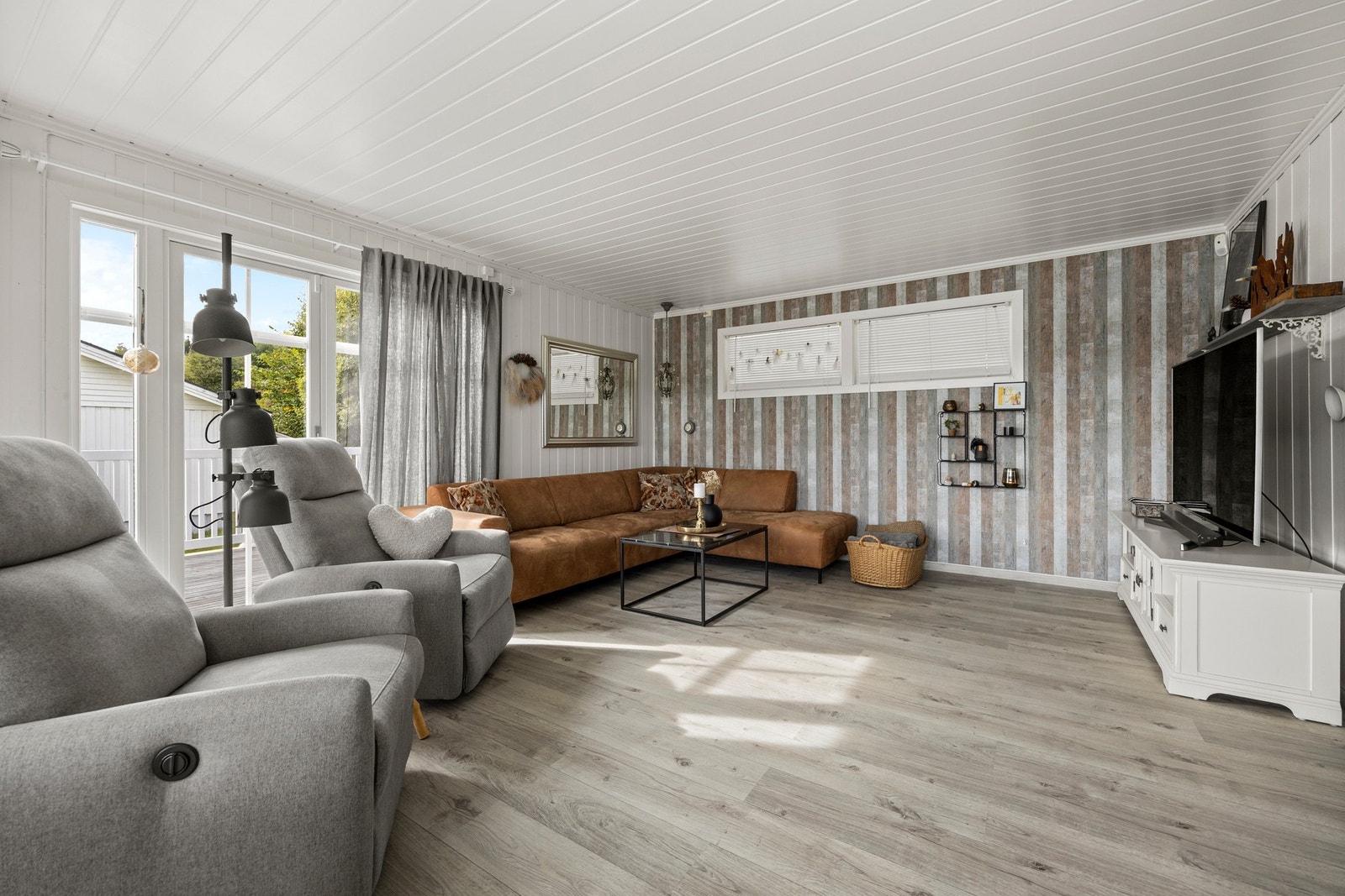 Boligen har oppvarming fra varmepumpe, vedfyring og elektrisitet Galleribilde