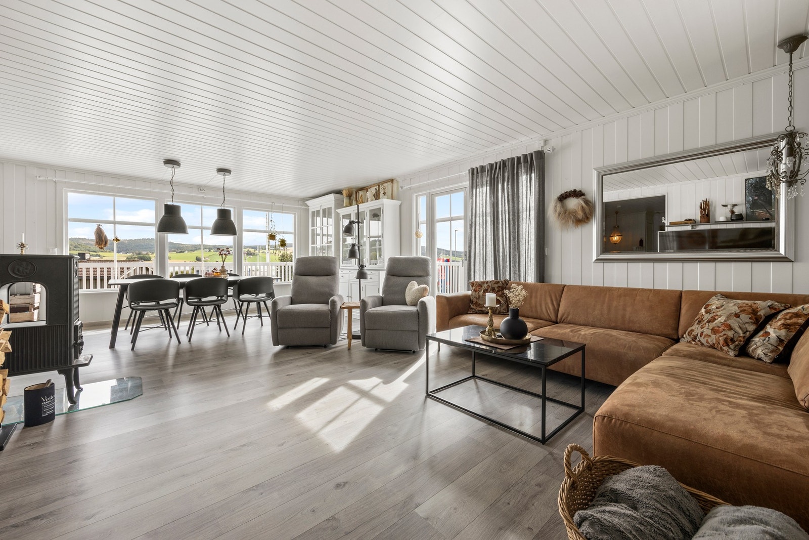 Stue - ca 34 kvm. Holdt i lyse, nøytrale farge- og materialvalg. Galleribilde