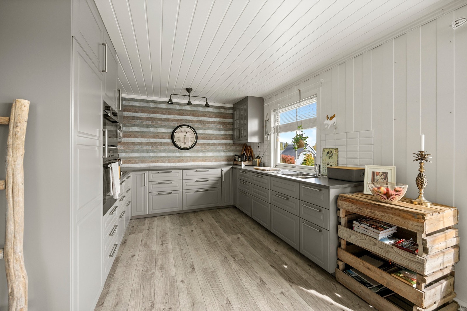 Kjøkken - ca 10 kvm. Stilren innredning med praktisk løsning Galleribilde