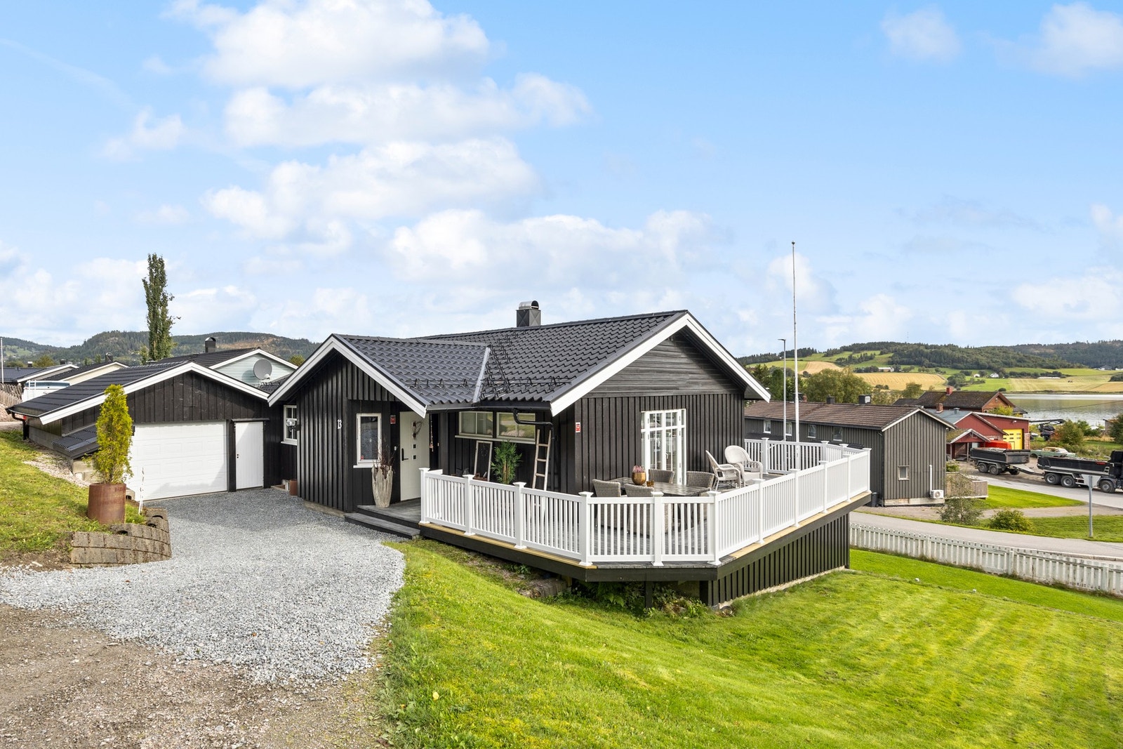 Innholdsrik og tiltalende enebolig med garasje Galleribilde