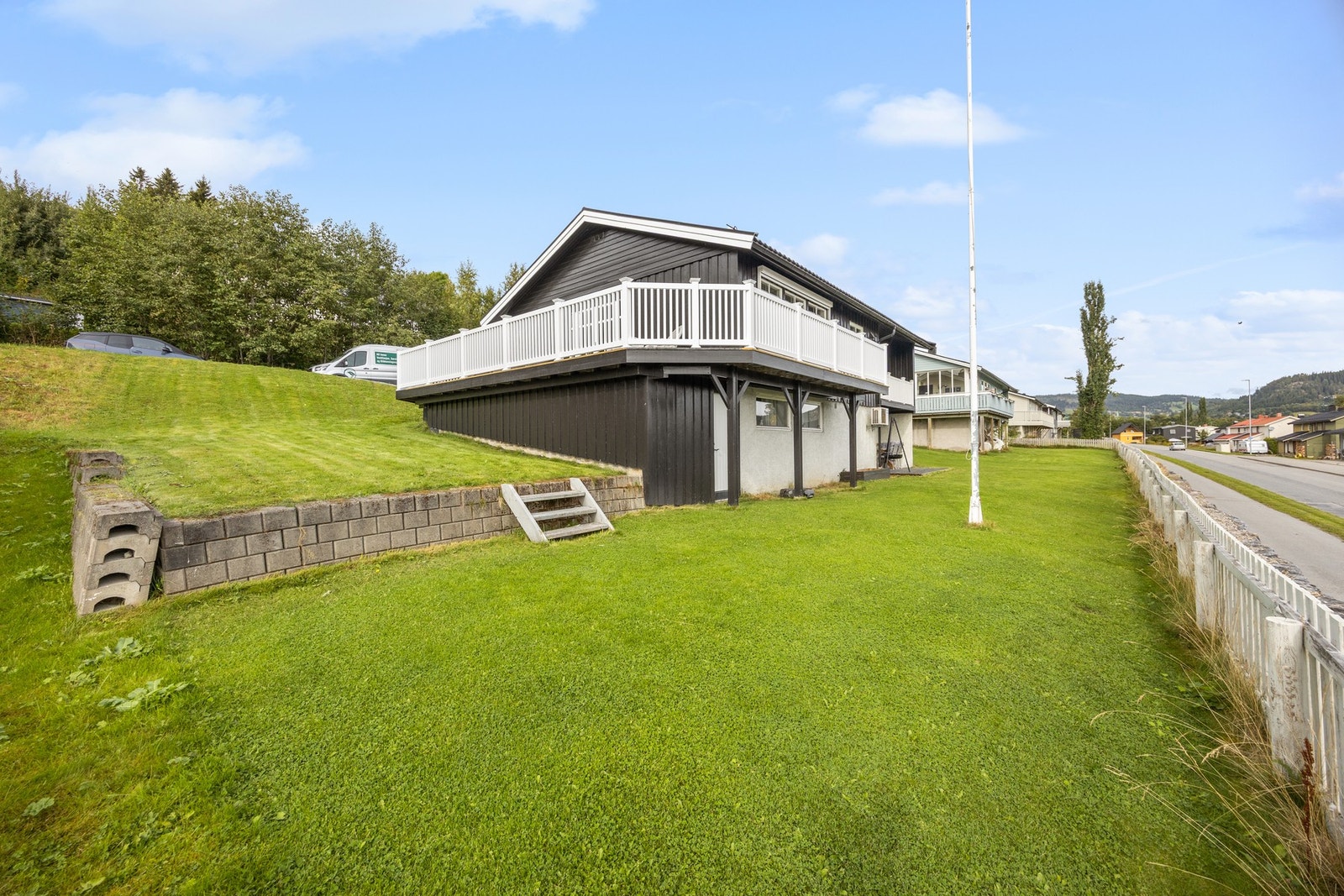 Gjerde som rammer inn tomten Galleribilde