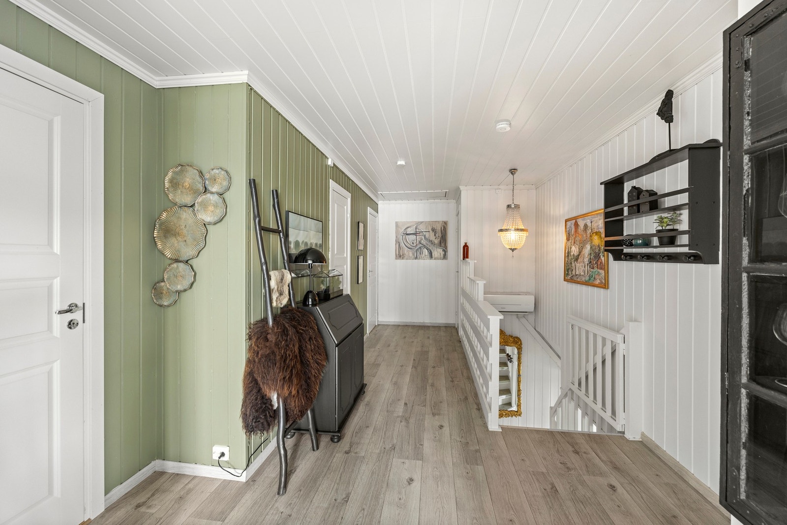 Gang med adkomst til to soverom, bad og entré Galleribilde