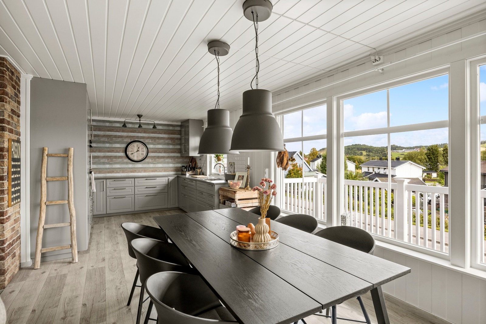 Spisebordet er plassert i naturlig tilknytning til kjøkkenet Galleribilde