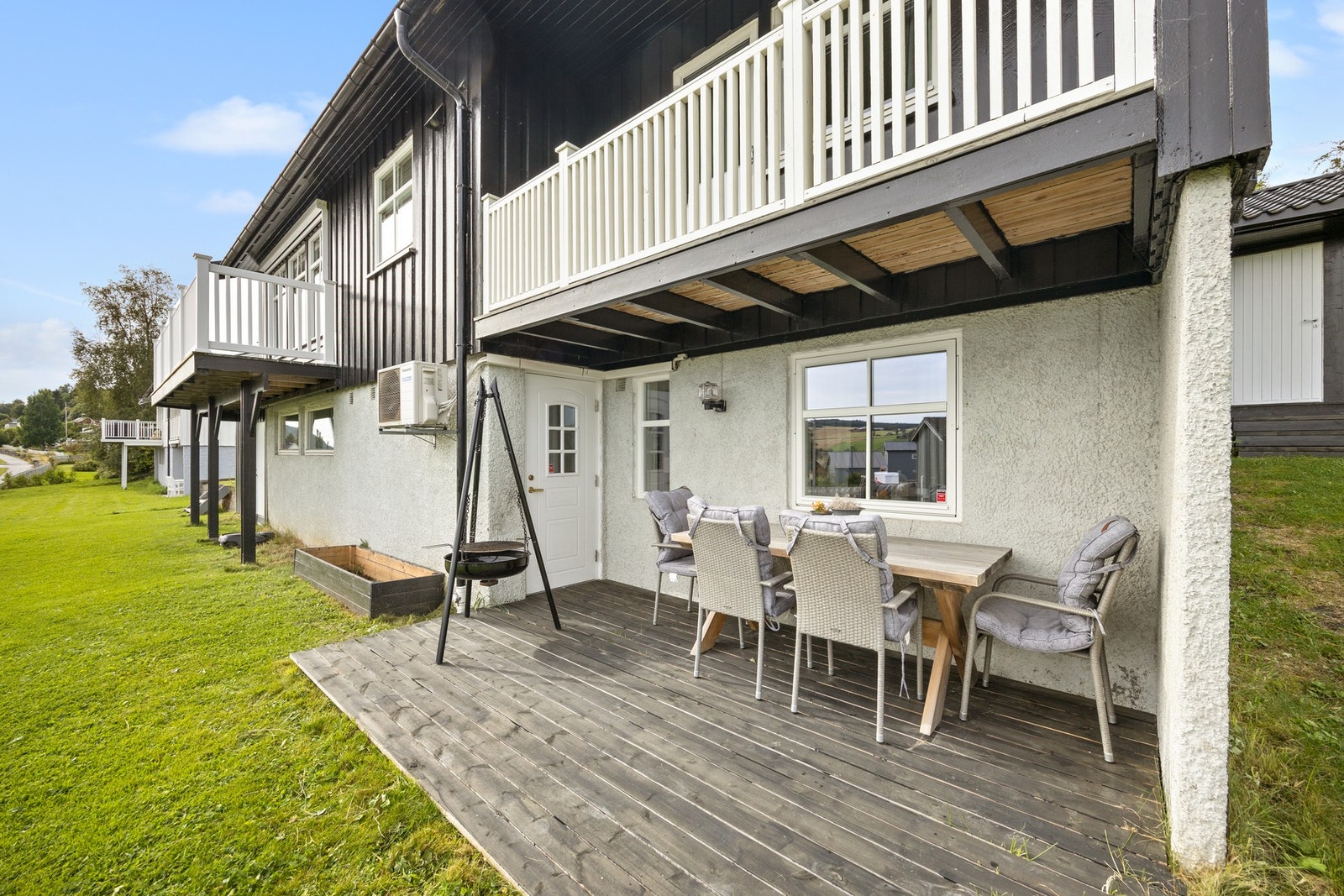 Inngangsparti fra underetasje. Terrasse - ca 11 kvm. Galleribilde