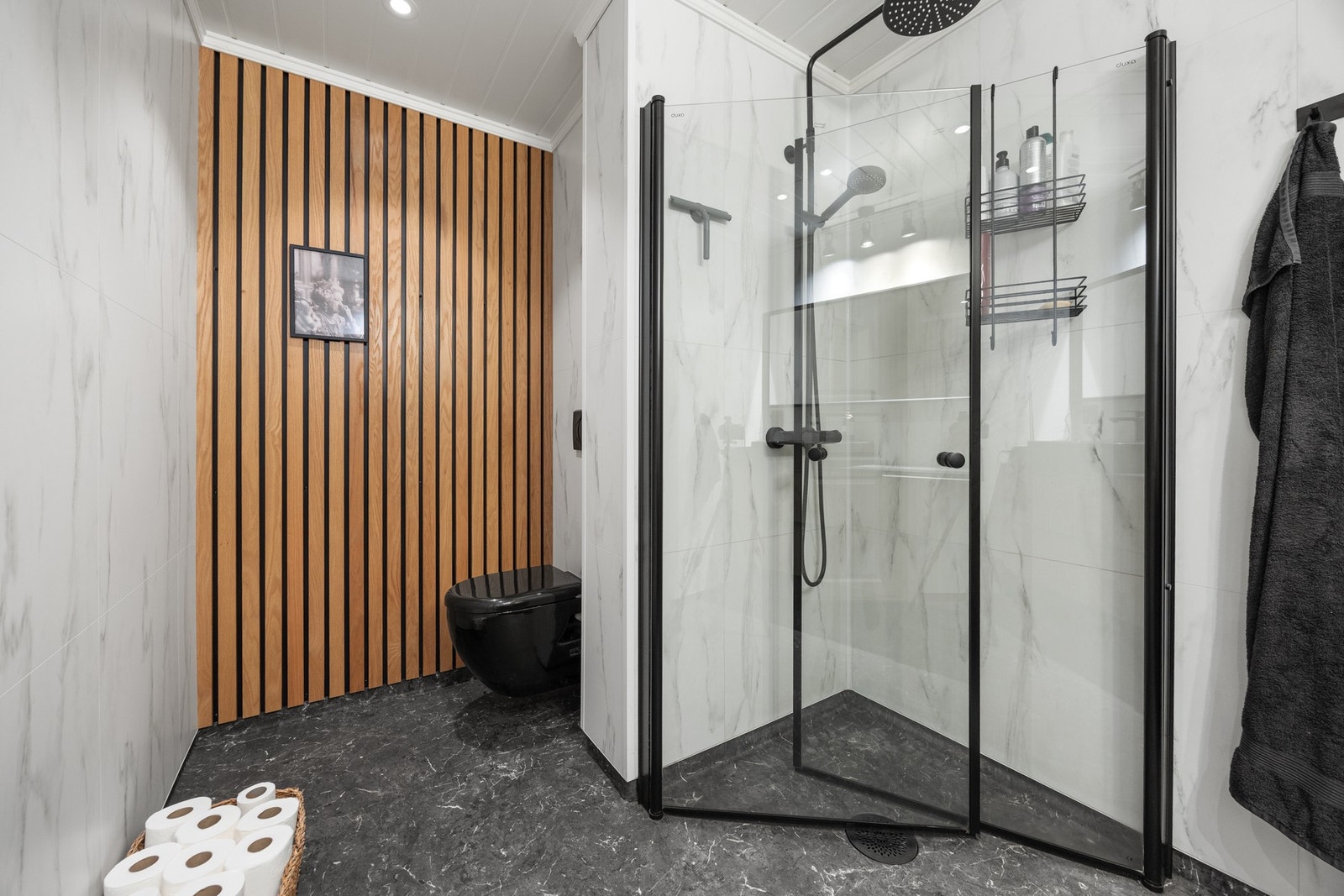 Innfellbare dusjdører og vegghengt toalett Galleribilde