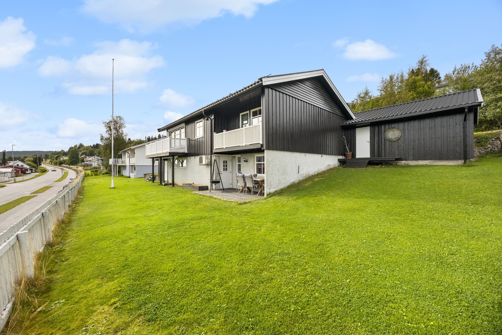 Romslig tomt med plen Galleribilde