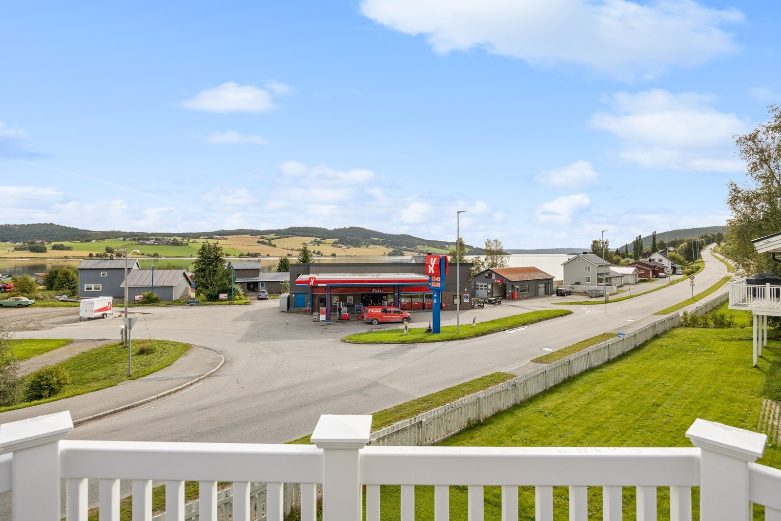 Fra terrassen er det utsikt til sjøen Galleribilde