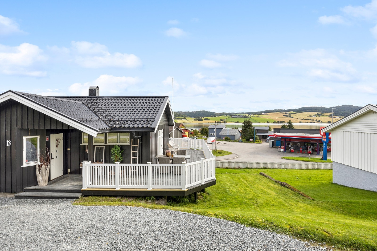 Inngangsparti med terrasse i tilknytning Galleribilde