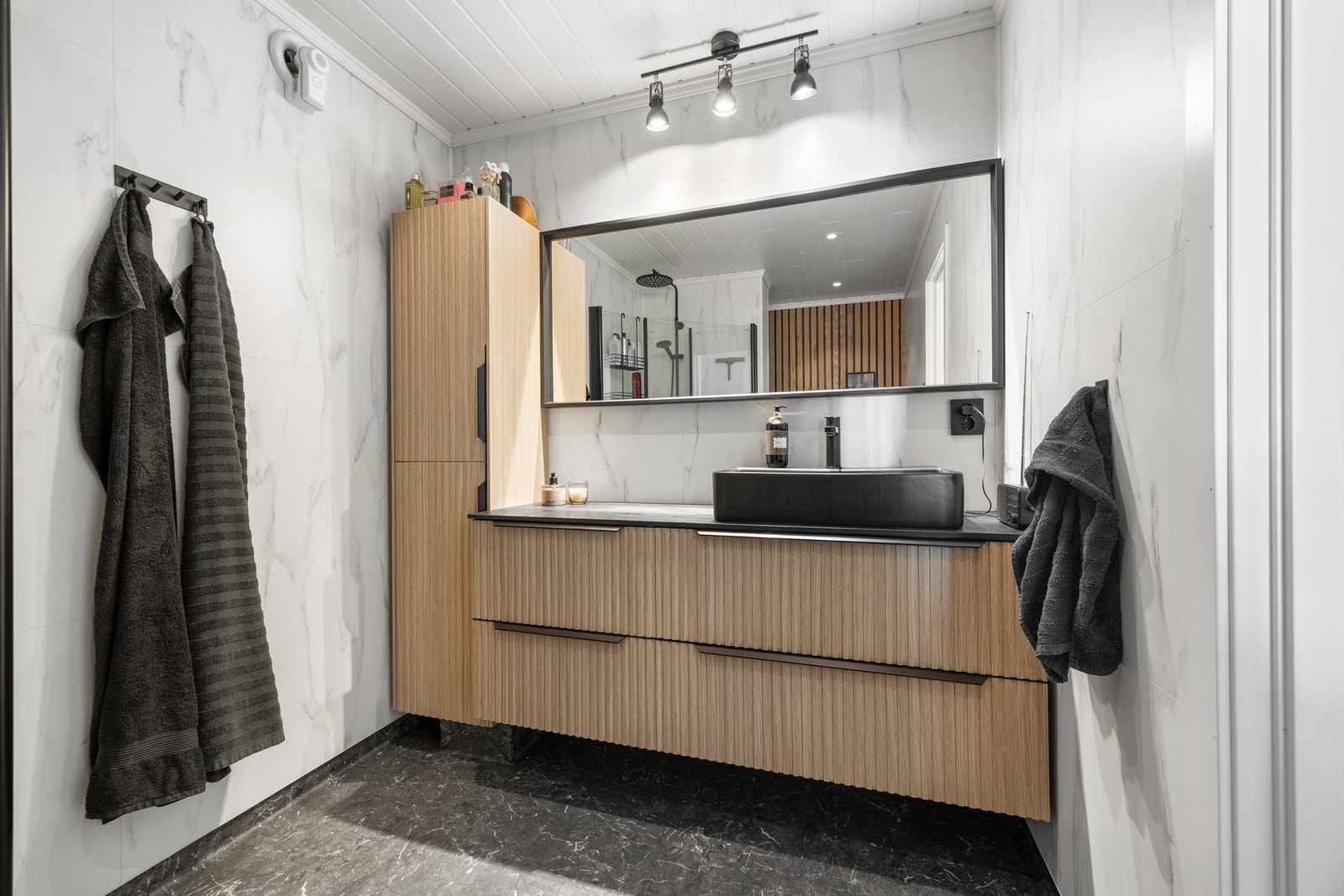 Utstyrt med romslig servantskap Galleribilde