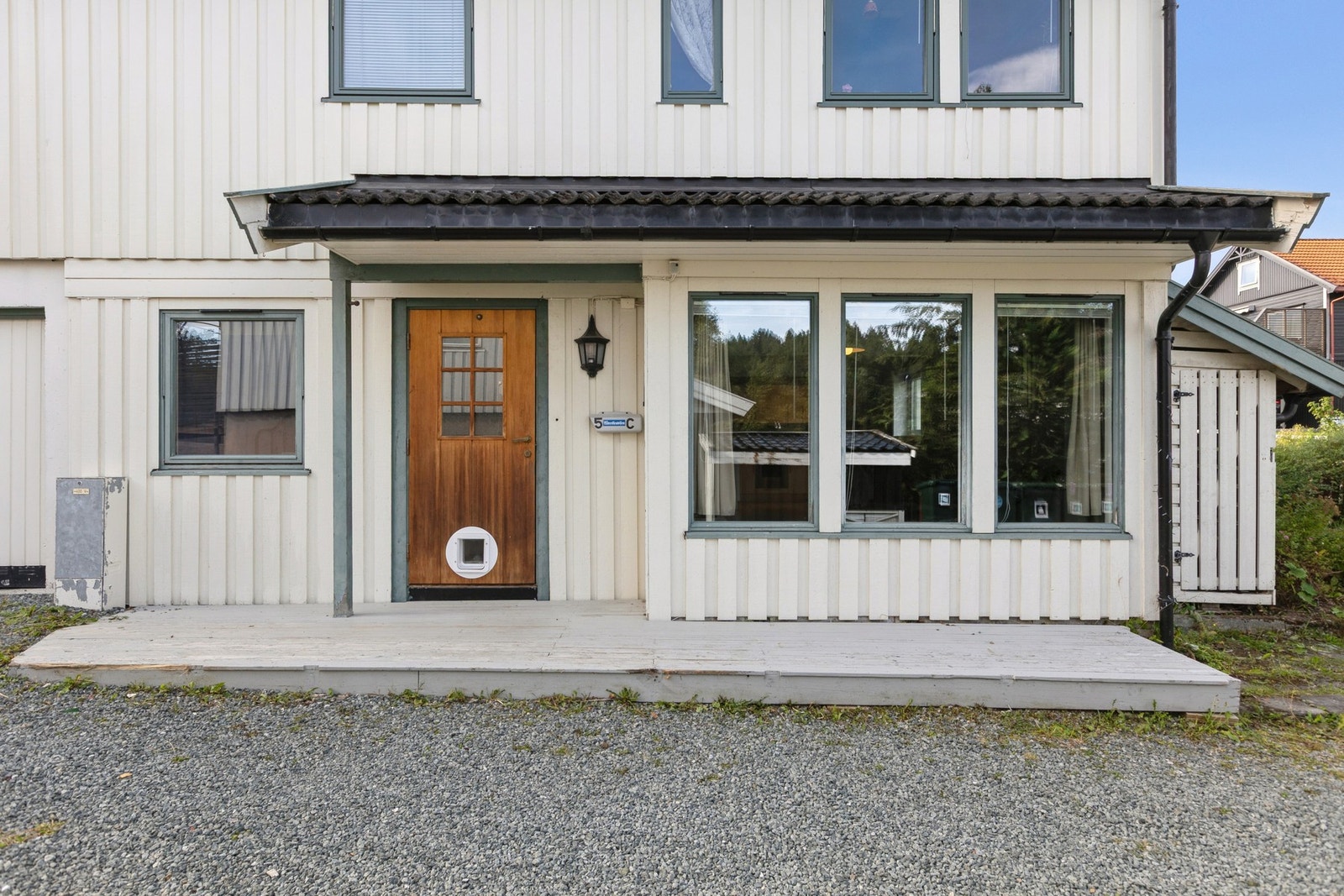 Terrassen er er i underkant av 9 kvm og er delvis overbygd Galleribilde