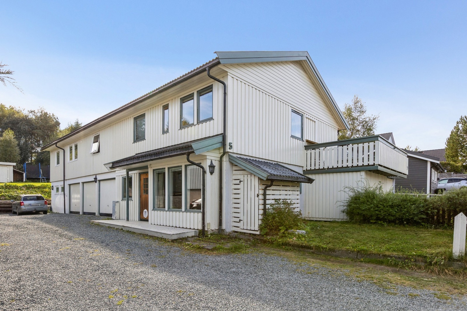 Det foreligger klare retningslinjer på hvor man kan parkere, det er lagt opp til at en kan parkere i garasje samt og langs høyre side av leiligheten. Kfr. med megler Galleribilde