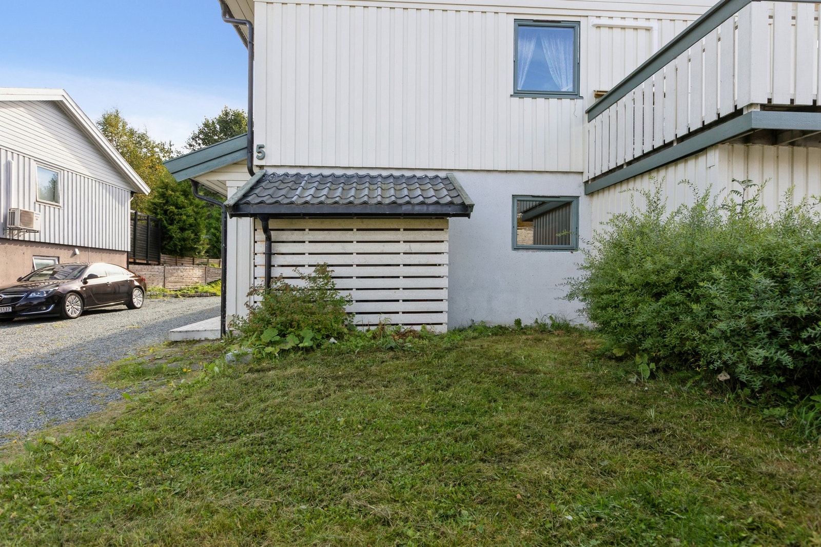 Selger har vurdert å grave ut plenen for ekstra parkeringsplasser. Dette må gjøres i samråd med naboene da det er felles tomt. Galleribilde