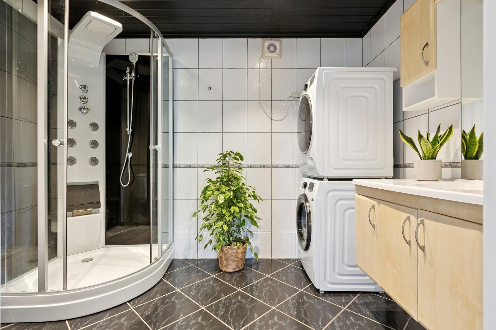 Flislagt bad av en god størrelse Galleribilde