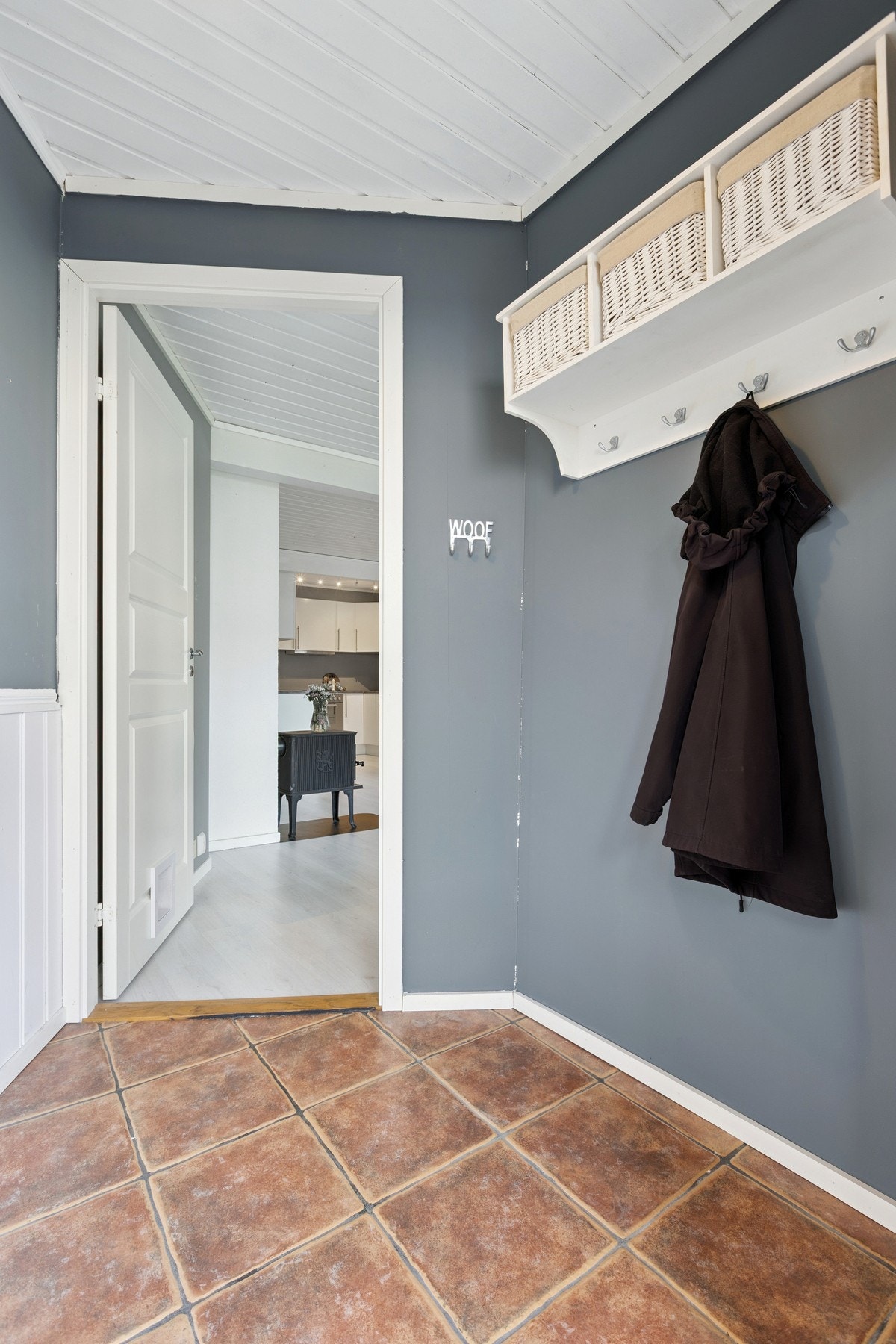 Romslig vindfang med god plass til sko- og jakkeoppheng Galleribilde