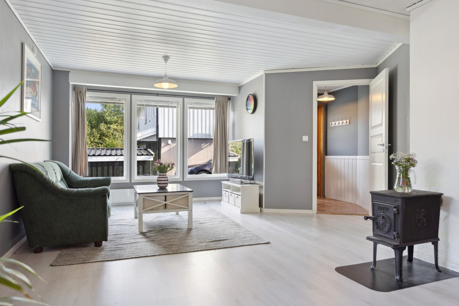 I stuen er det montert en vedovn som er en god varmekilde til hele leiligheten Galleribilde