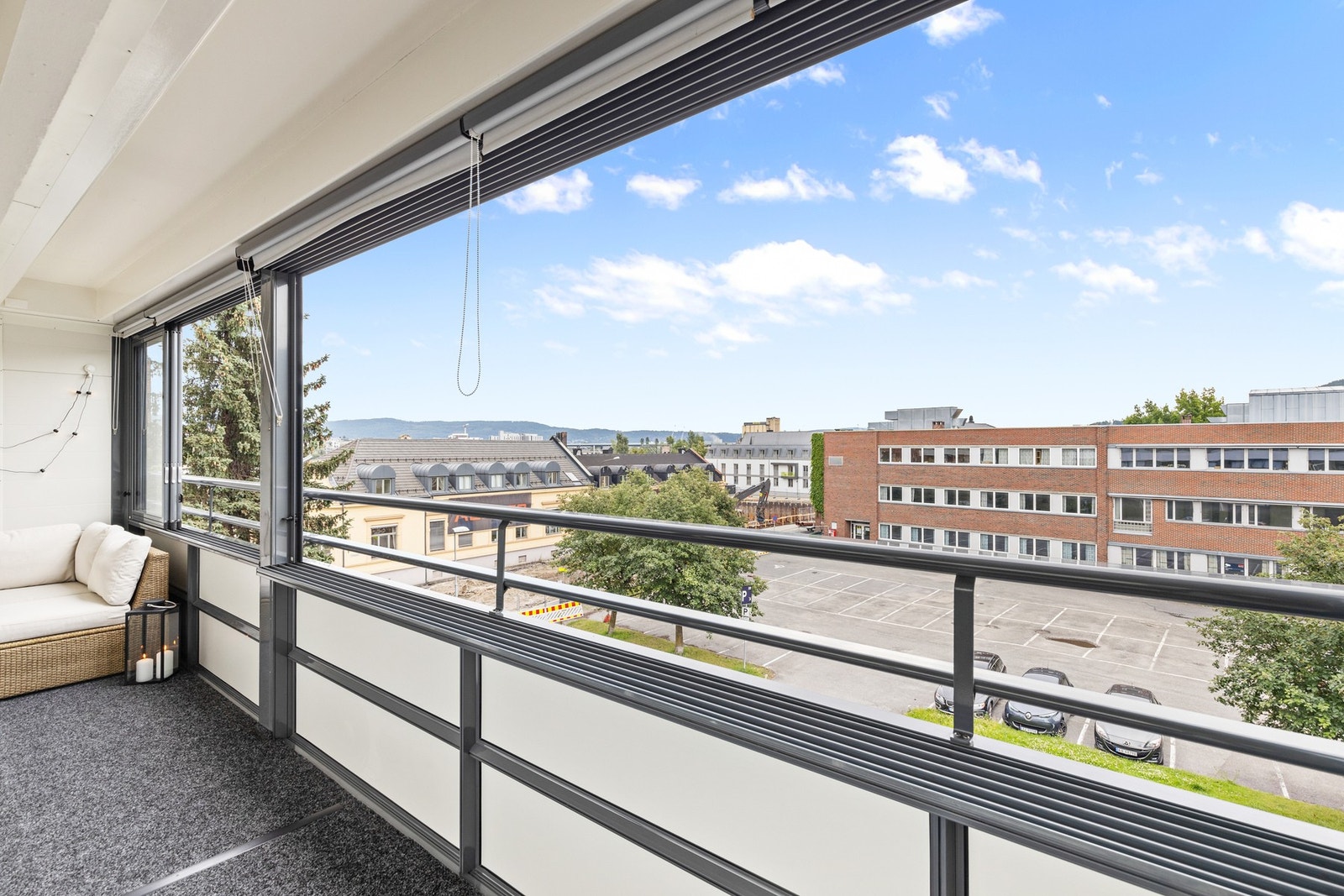 Fra balkongen kan du nyte panoramautsikt over området i tillegg til å kunne nyte morgenkaffen. Galleribilde