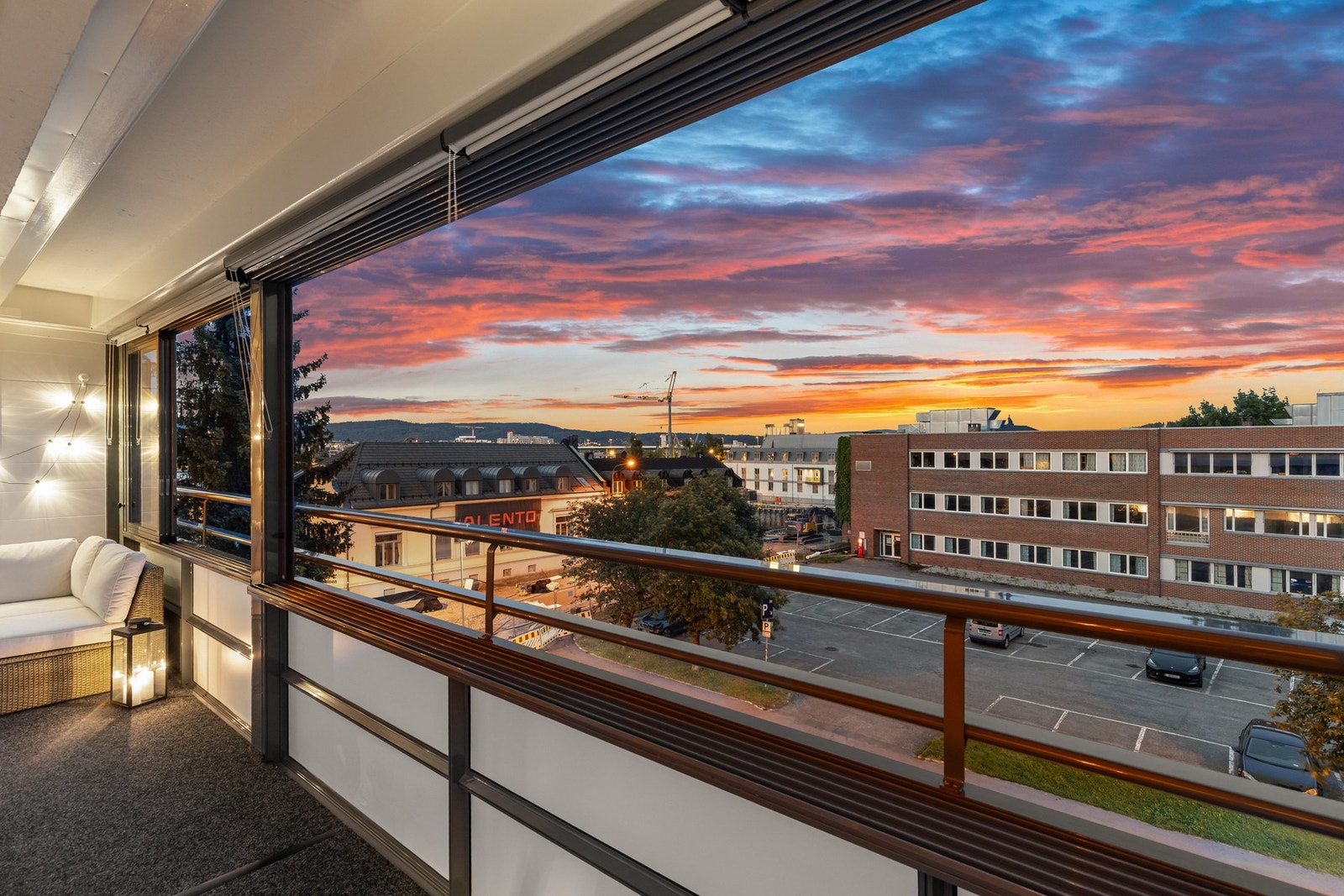 Fra stua er det utgang til nydelig balkong på ca. 14 kvm med flotte sol- og utsiktsforhold. Balkongen er innglasset med mulighet til å brukes lengre del av året. Galleribilde