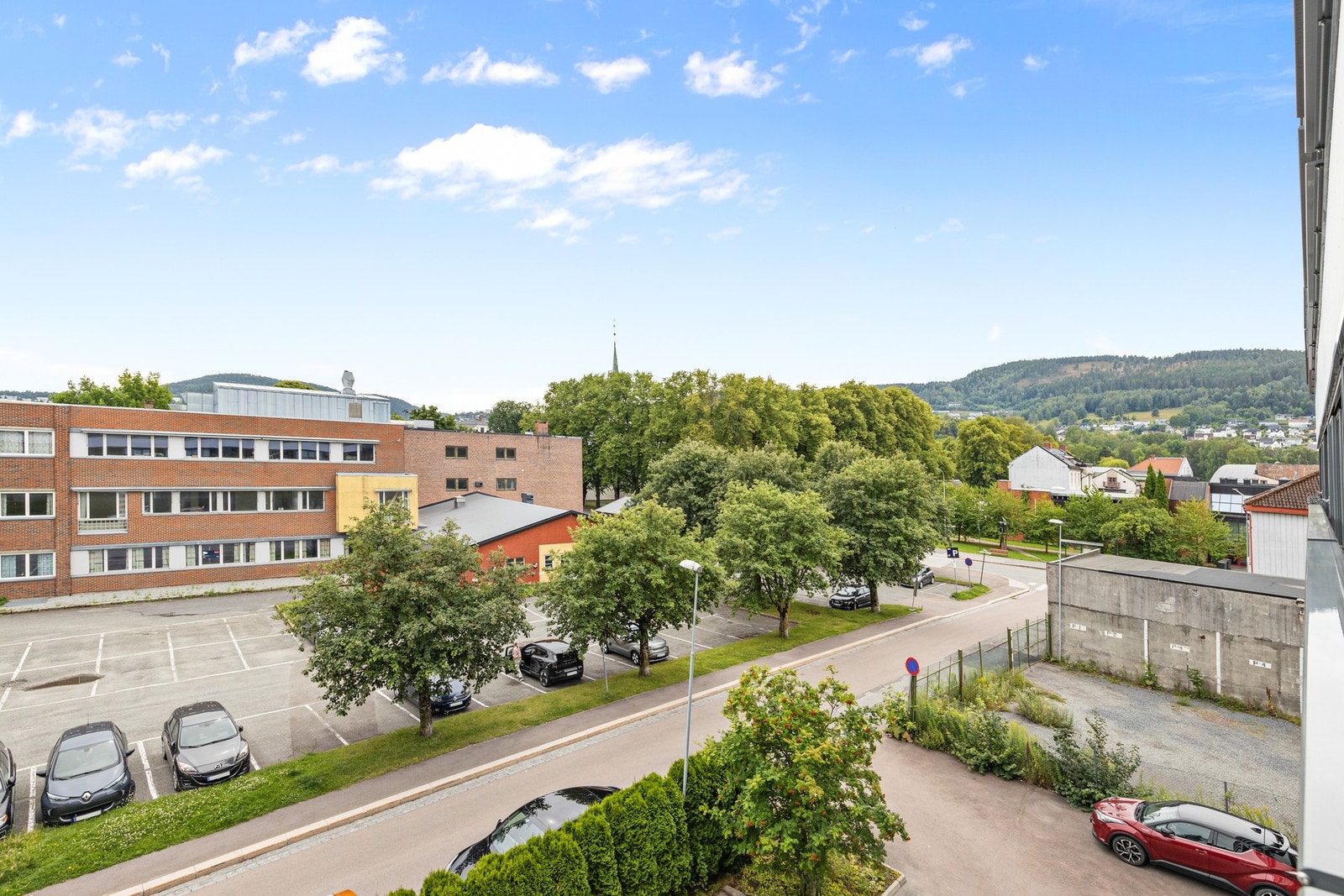 Styret tildeler parkering/garasjeplass etter venteliste. Galleribilde
