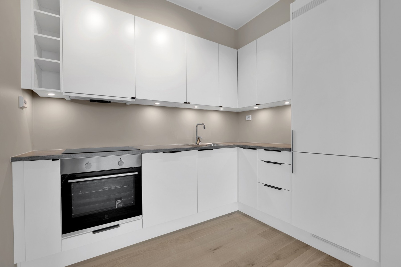 Spotter under overskapene gir godt med belysning under matlagingen. Galleribilde