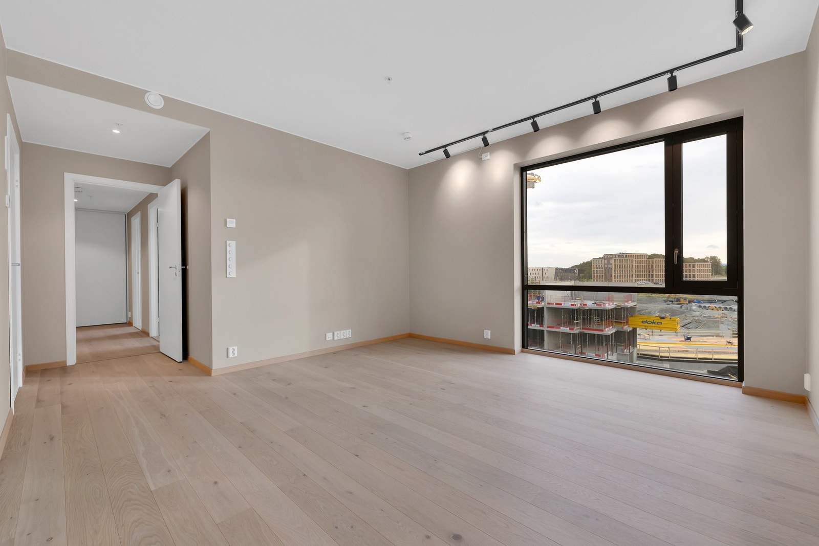 Stuen er på hele 23,8 kvm og er malt i en delikat og tidløs beige farge. Galleribilde