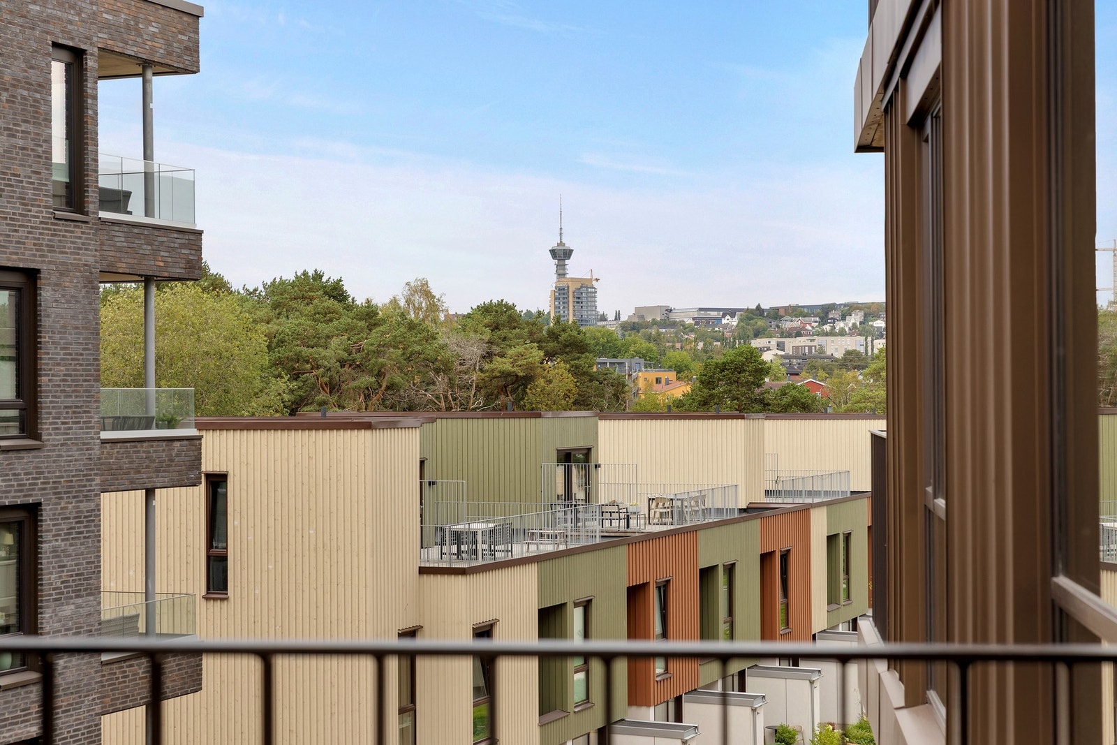 Utsiktsbilde fra balkong. Mellom byggene er det opparbeidet et trivelig og frodig tun for beboerne. Galleribilde