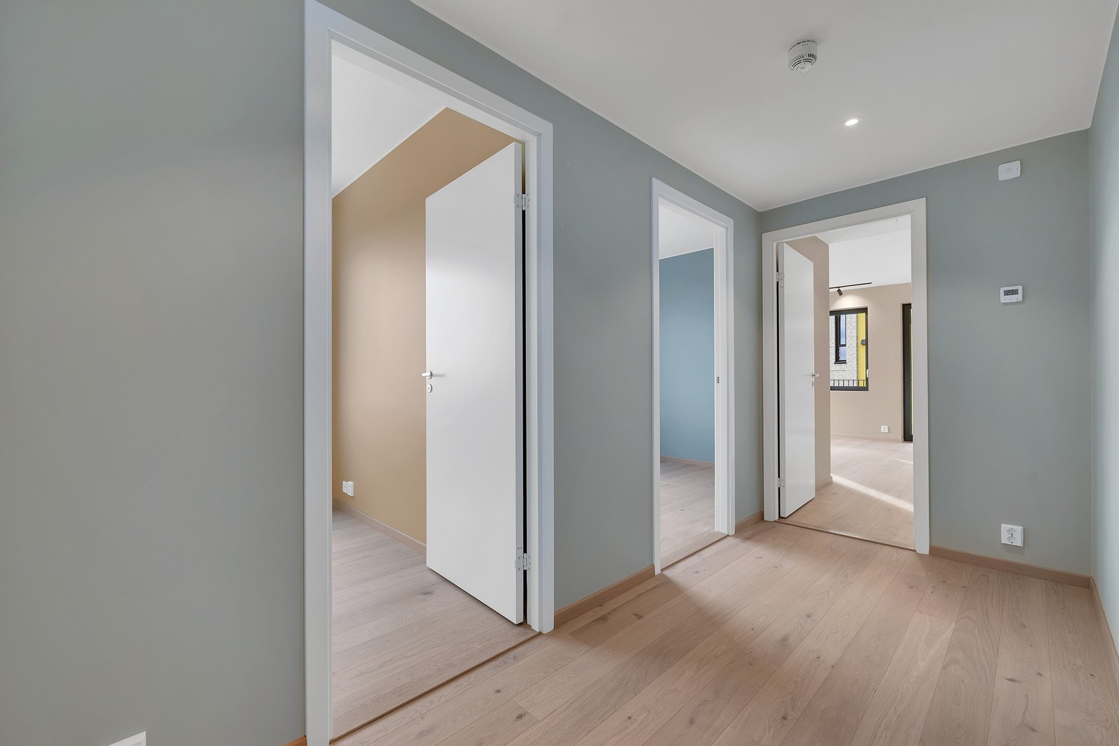 Lys og åpen gang som tar deg rett til leilighetens to soverom. Galleribilde