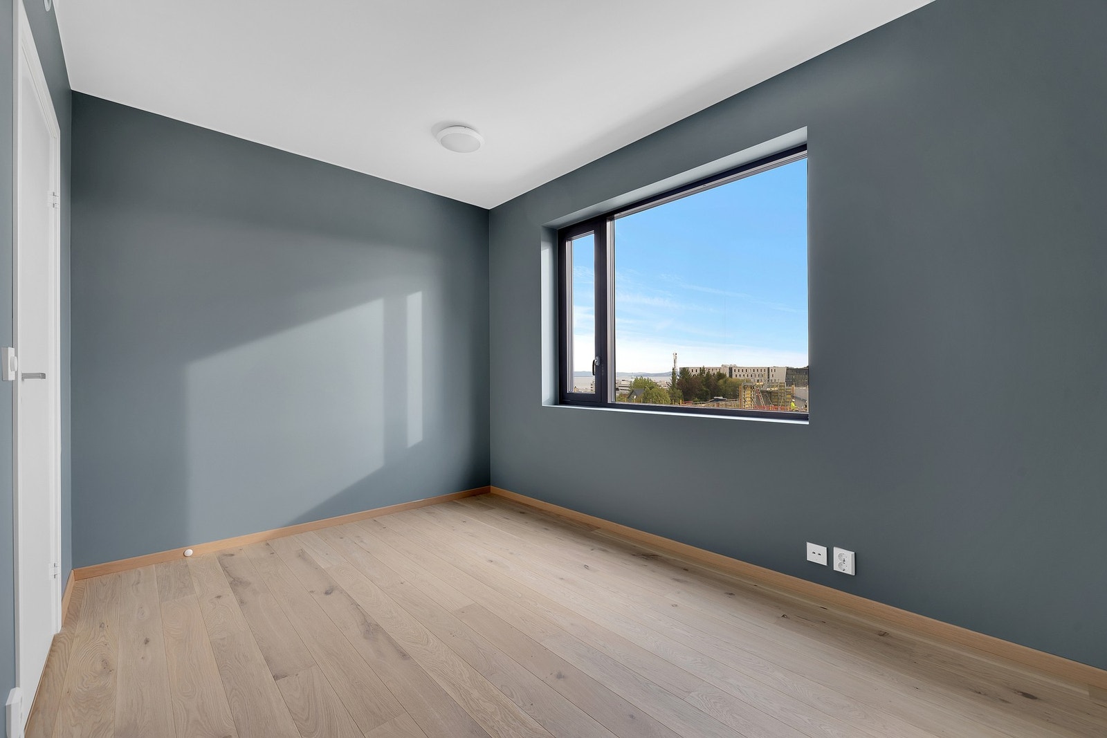 Dette soverommet har god plass til en dobbeltseng og garderobeløsninger etter eget ønske og behov. Galleribilde