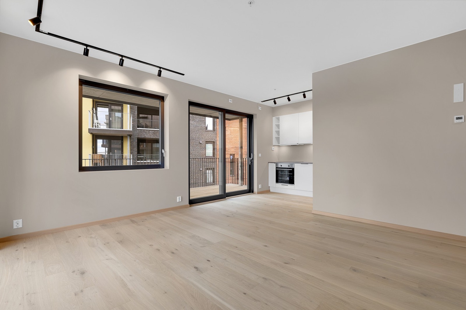 Leiligheten har en åpen stue-/kjøkkenløsning, med et noe tilbaketrukket kjøkken som gir plass til både spisegruppe og sofakrok. Galleribilde