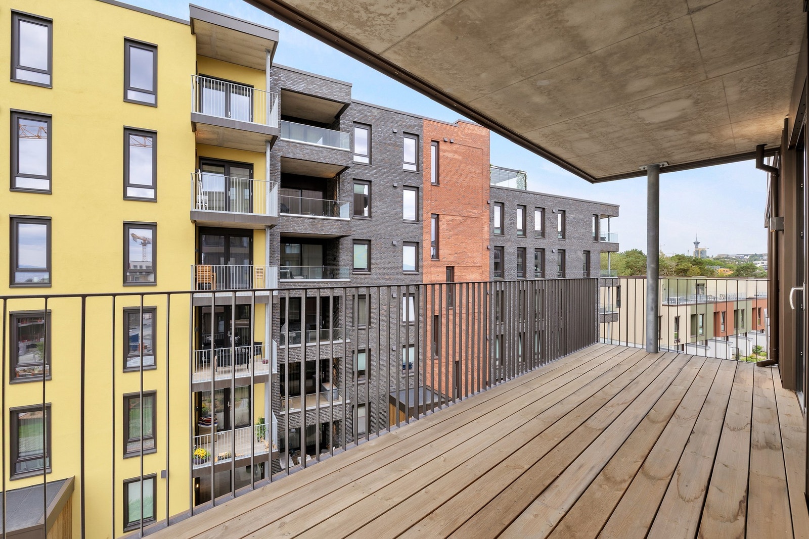 Romslig balkong på 12,9 kvm med gode møbleringsmuligheter for flere soner. Galleribilde