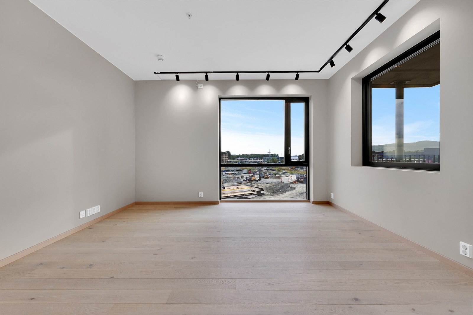 Det er gjort flotte oppgraderinger i leiligheten, deriblant en nydelig 1-stavs eikeparkett på gulvet med tilhørende eikelister. Galleribilde