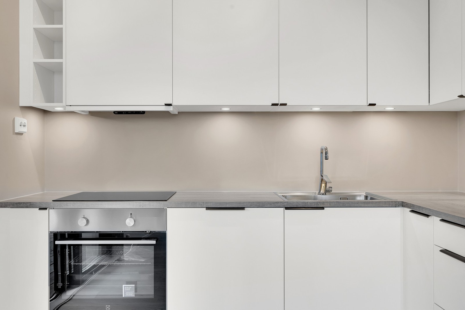 Kjøkkenet har integrerte hvitevarer som medfølger handelen. Galleribilde