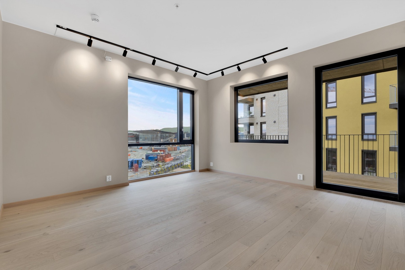 Leiligheten har en fin beliggenhet på hjørnet av bygget og nyter god av store vindusflater som slipper rikelig med naturlig lys inn! Galleribilde