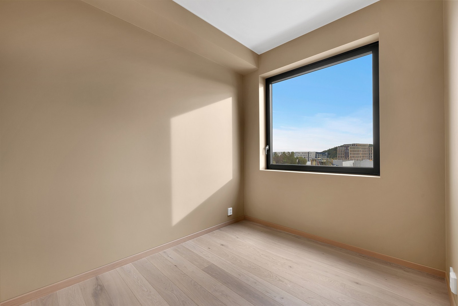 Det andre soverommet er på 5,9 kvm og har plass til en kombinasjon av seng og garderobeløsninger, eller mulig et hjemmekontor. Galleribilde