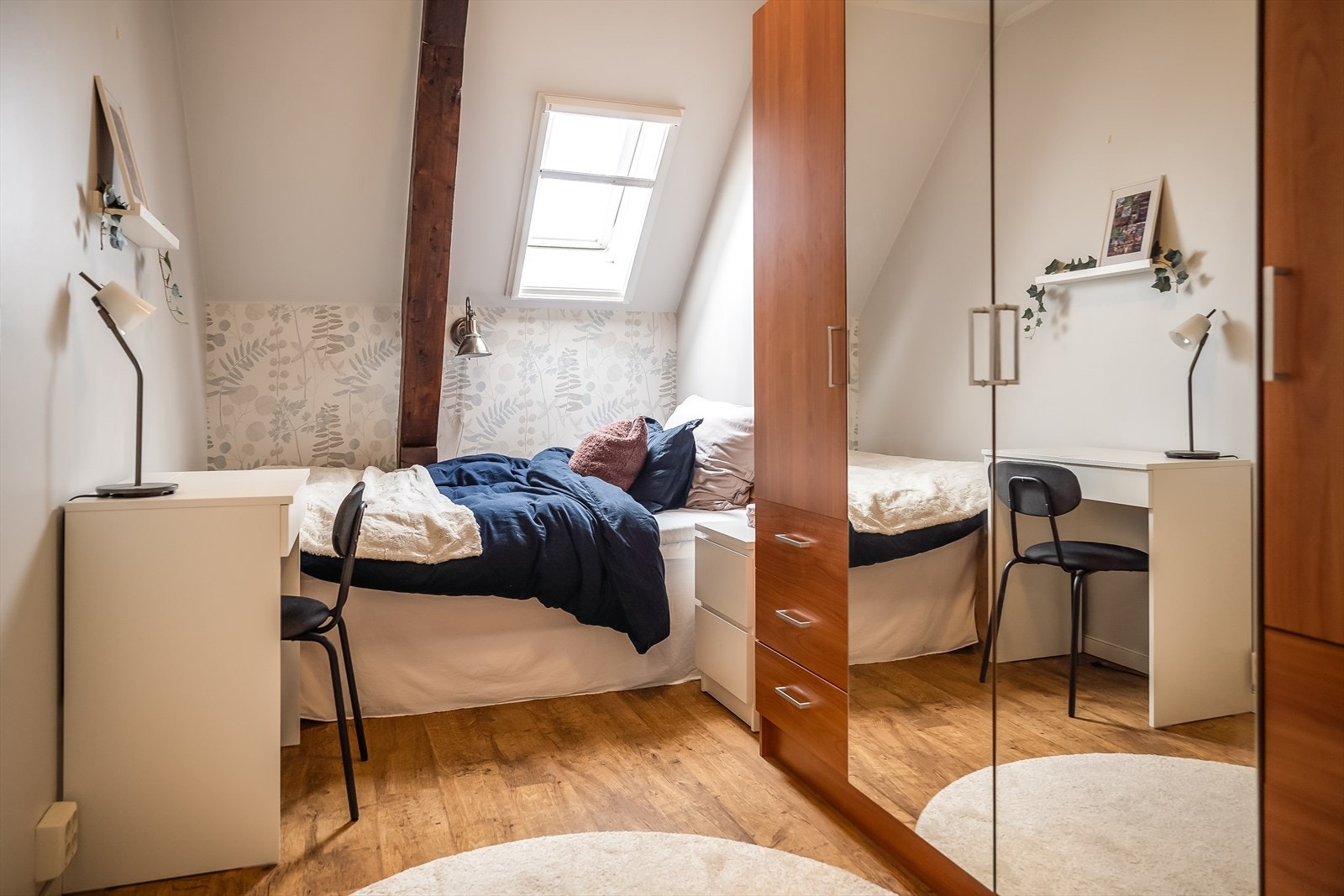 Soverommet har god plass til dobbeltseng, garderobeskap og annet ønsket møblement. Galleribilde