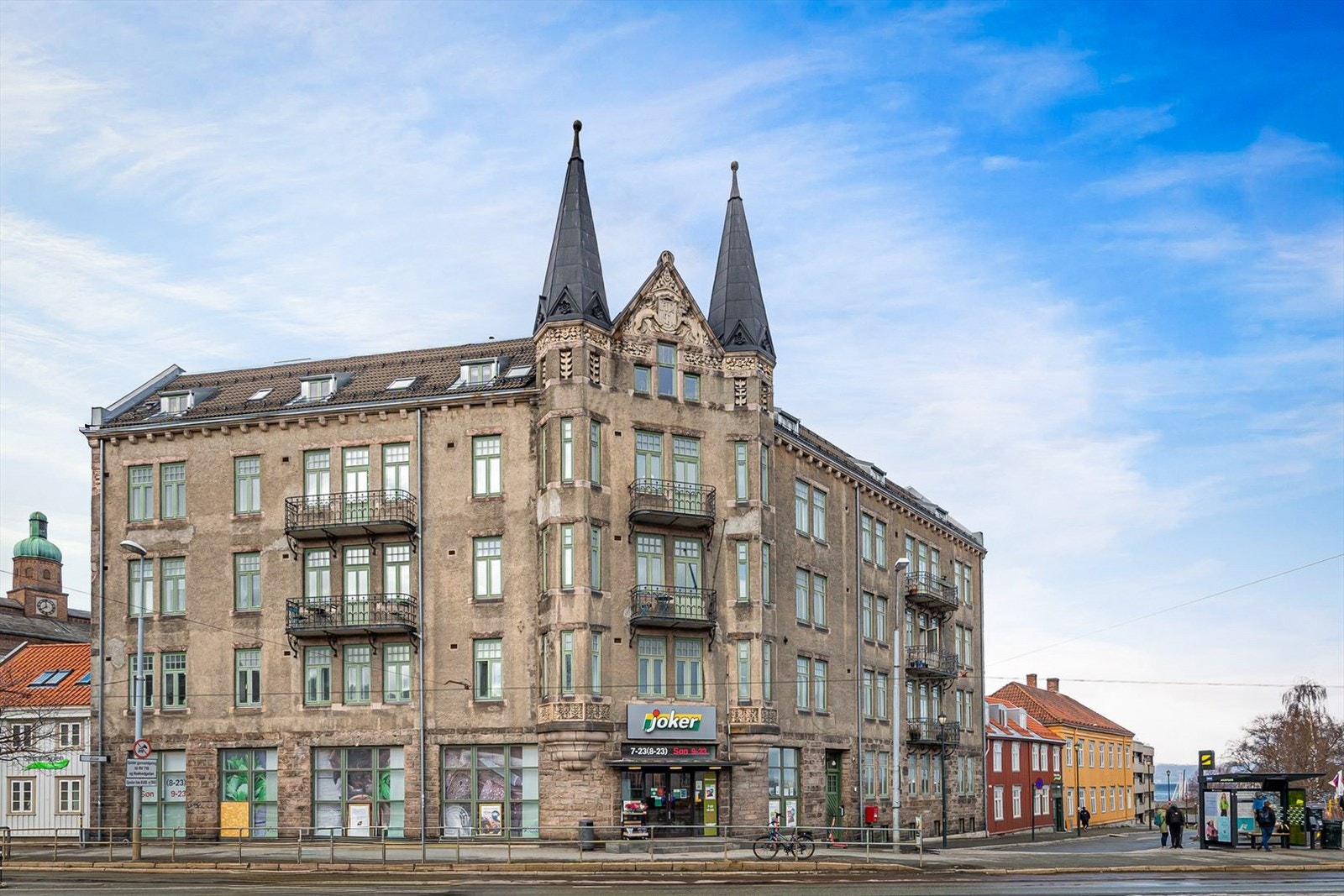 Velkommen til Ilevollen 2 - En pen og sentral 3-roms toppleilighet i den flotte jugendgården "Løven", beliggende i sentrumsnære Ila. Galleribilde