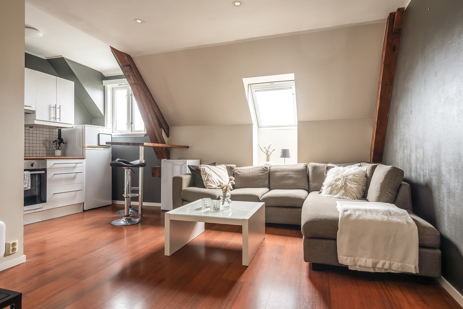 Leilighetens åpne stue- og kjøkkenløsning på 21,5 m² gir et luftig preg og en god utnyttelse av boligens areal. Galleribilde