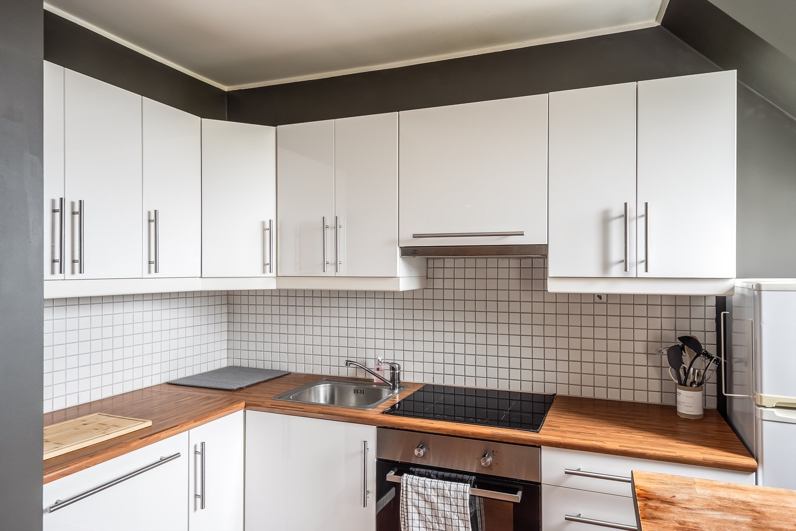 Her får du integrert hvitevarer som stekeovn, platetopp og oppvaskmaskin. Kjøkkenet er vurdert til tilstandsgrad 1 av takstmann. Galleribilde