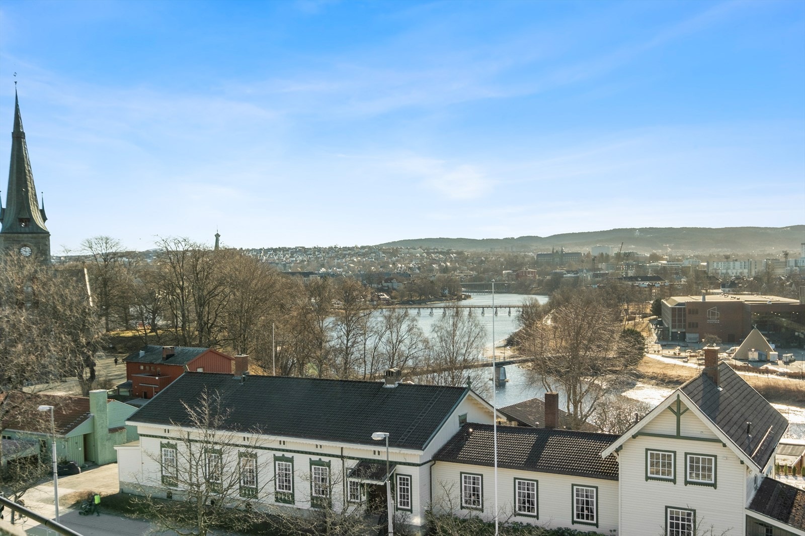 Beliggenheten i 5. etasje gir en svært åpen utsikt uten noe innsyn. Galleribilde