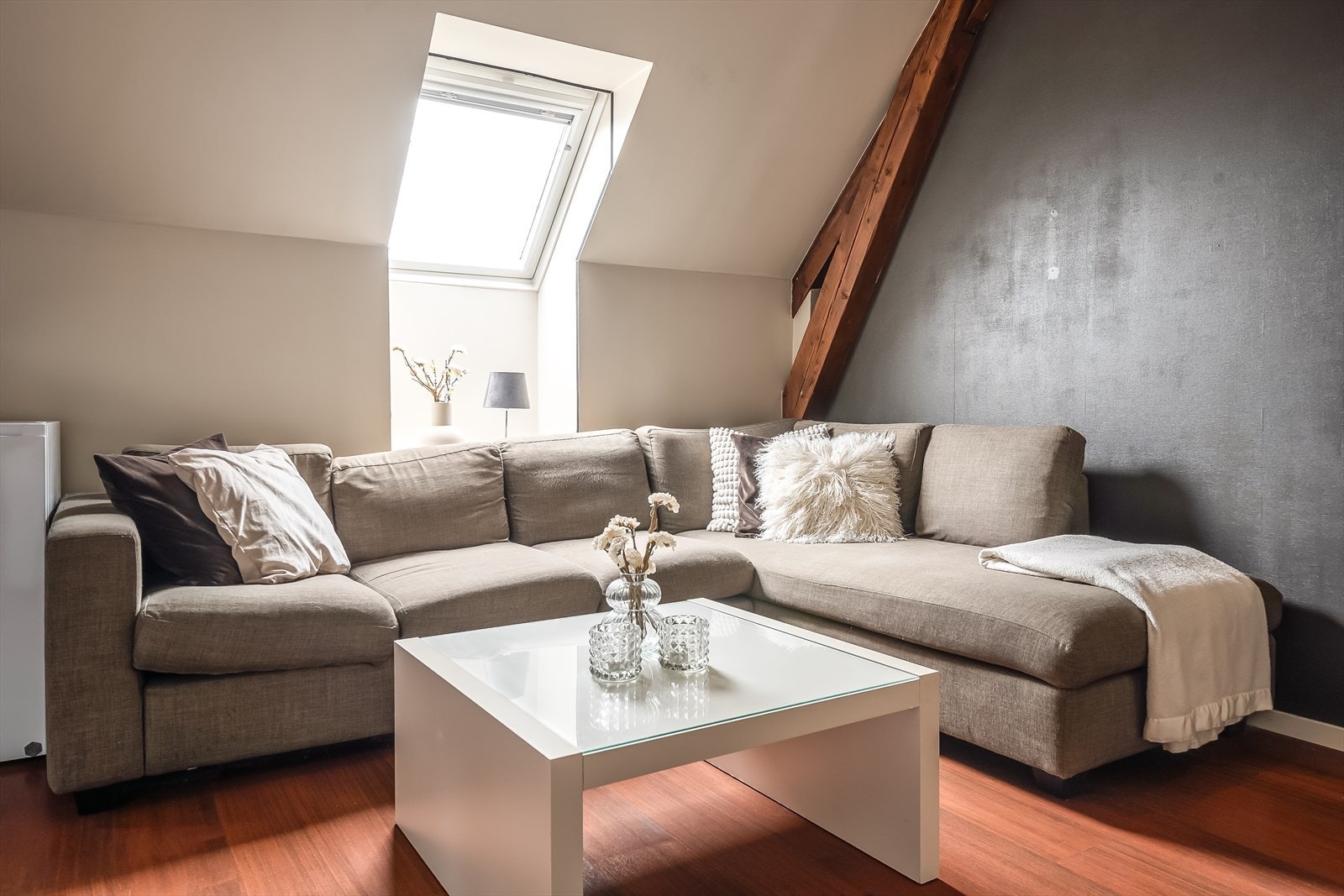 Stuen har et gulvareal på 13,5 kvm god plass til ønsket sittegruppe. Galleribilde