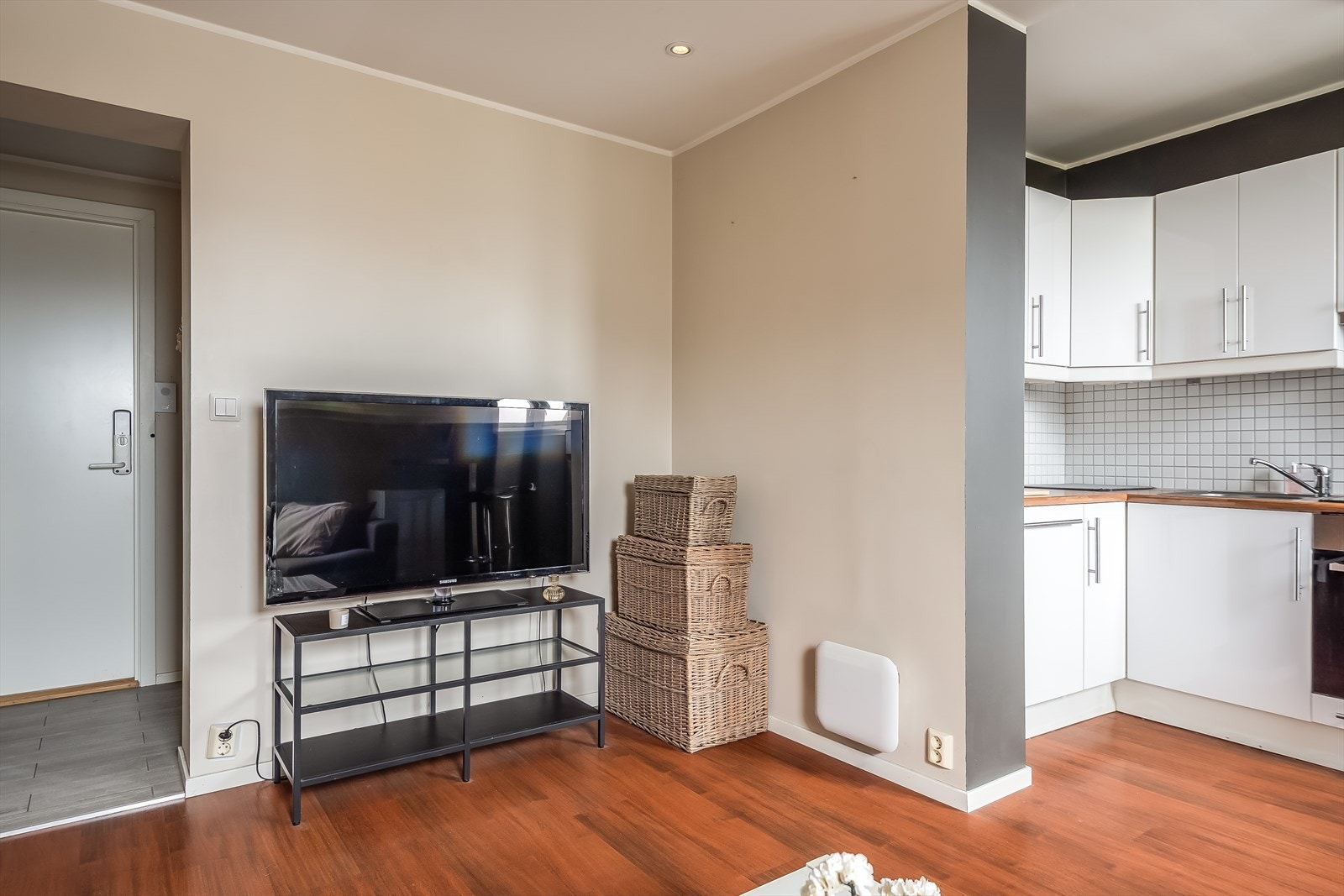 Boligen nyter en moderne standard, med en praktisk og arealeffektiv planløsning. Galleribilde