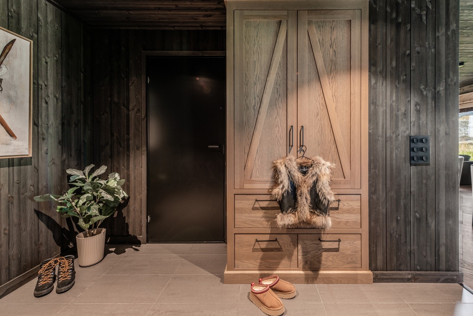 Gang med plassbygd skap av møbelsnekker Galleribilde