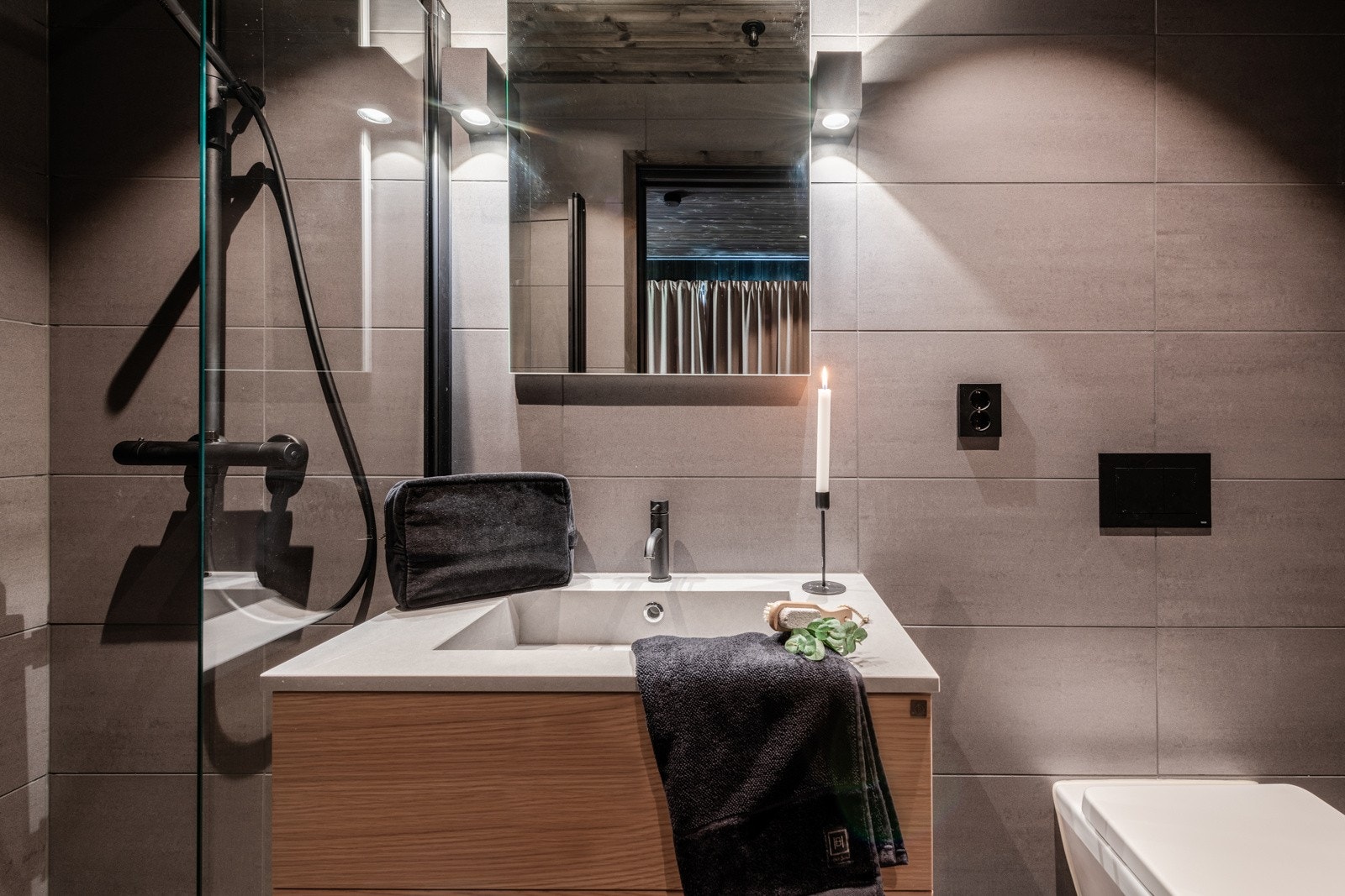 Badet med dusj, servant og toalett Galleribilde