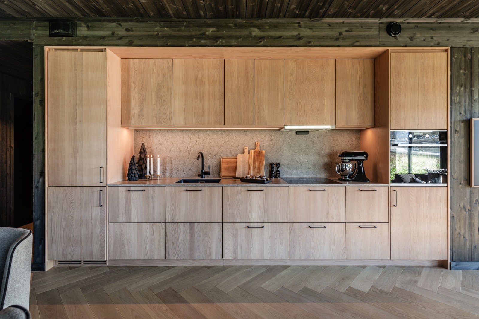 Lekkert, åpent kjøkken med benkeplate i stein Galleribilde