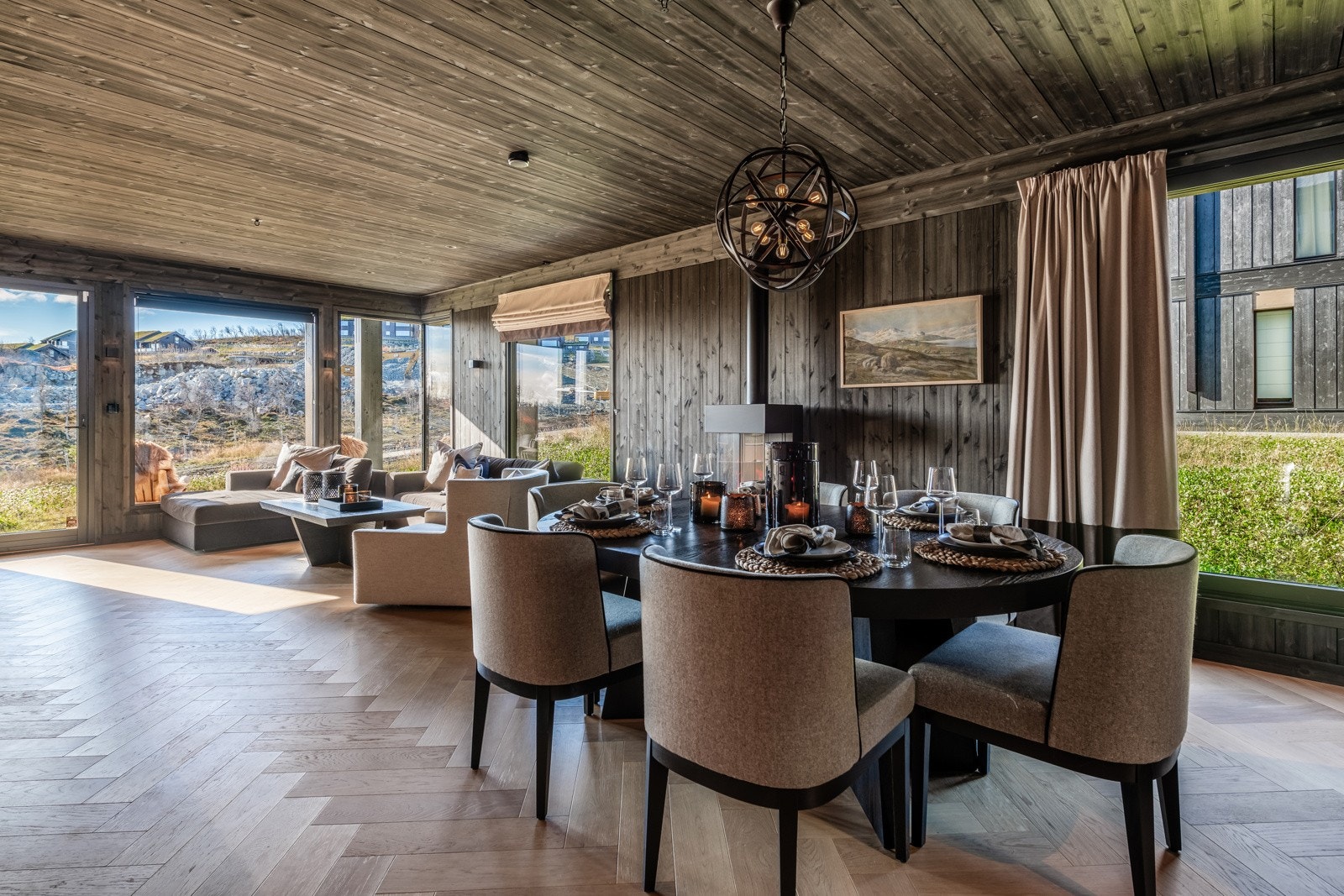 Flott spisestue område med åpen løsning til både stue og kjøkken Galleribilde