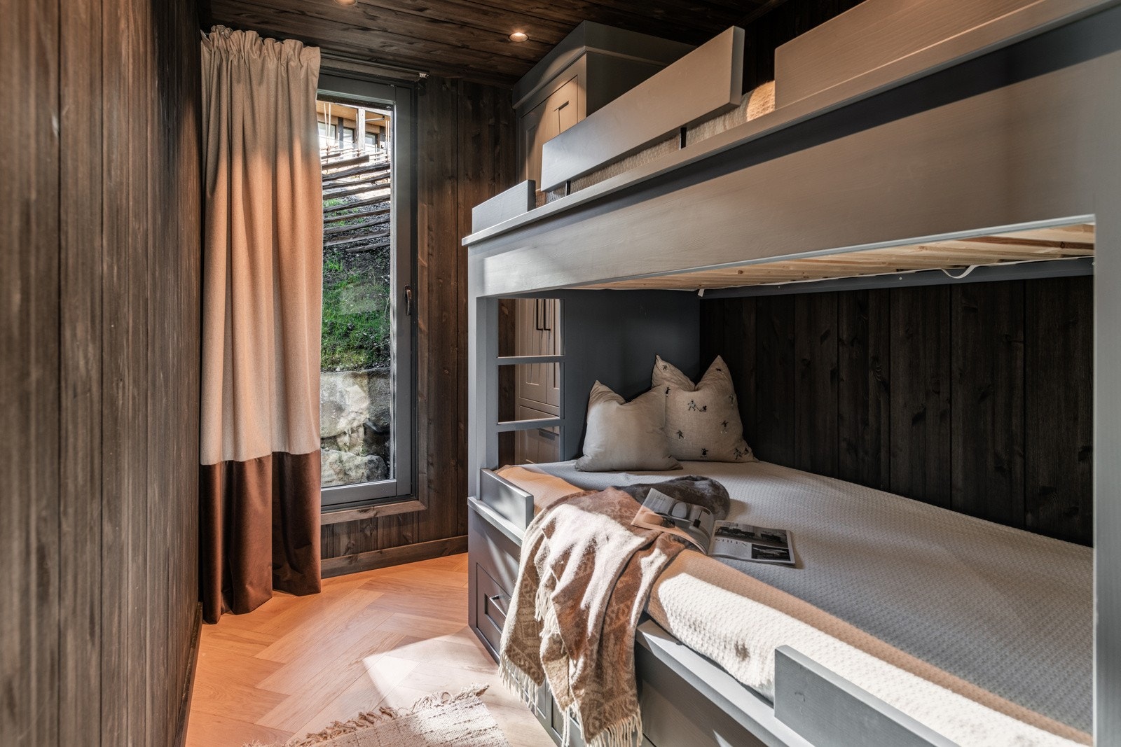 Leiligheten har to soverom med plassbygde senger i tillegg til hovedsoverommet Galleribilde