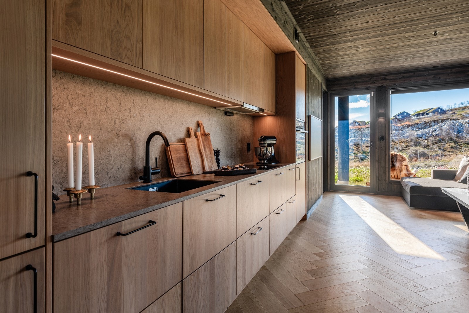 Innbydende kjøkken med glatte fronter i tre Galleribilde