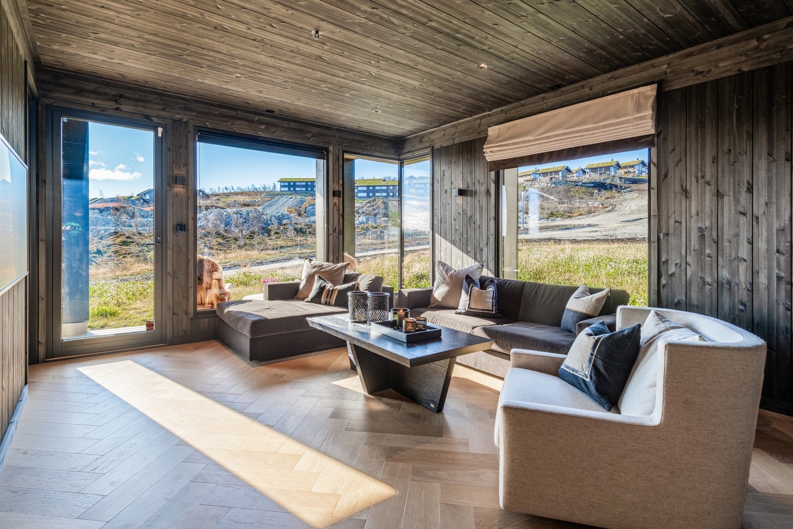 Lys og fin stue med utsikt mot skibakken Galleribilde